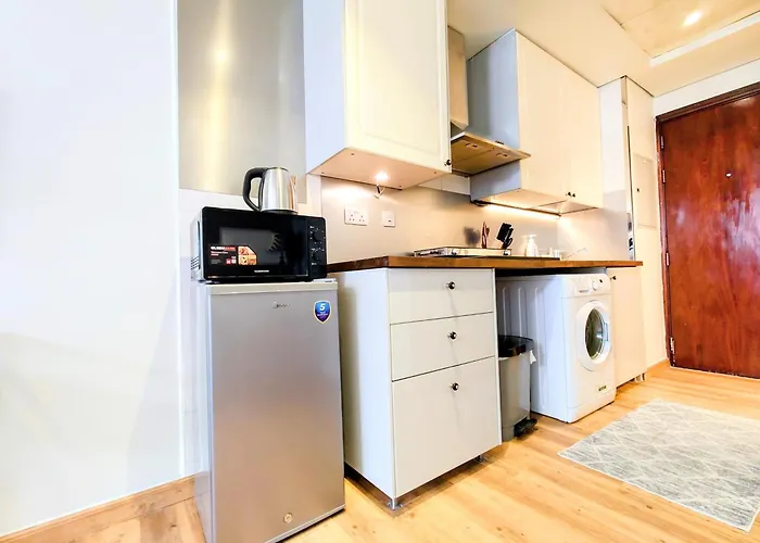 Luxury Studio With Balcony - Close To Metro & Marina