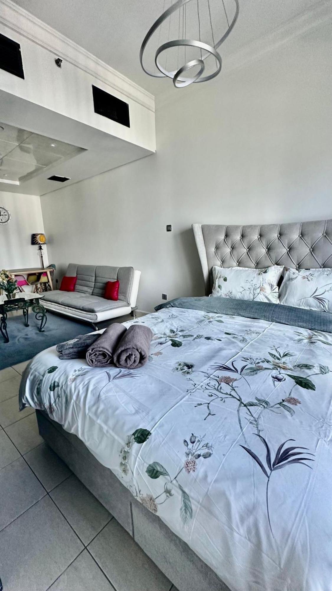 Luxury With Balcony - Close To Metro & Marina Apartment *