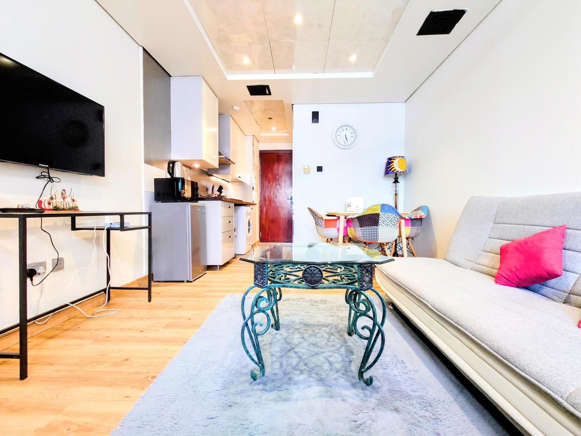 Luxury With Balcony - Close To Metro & Marina *