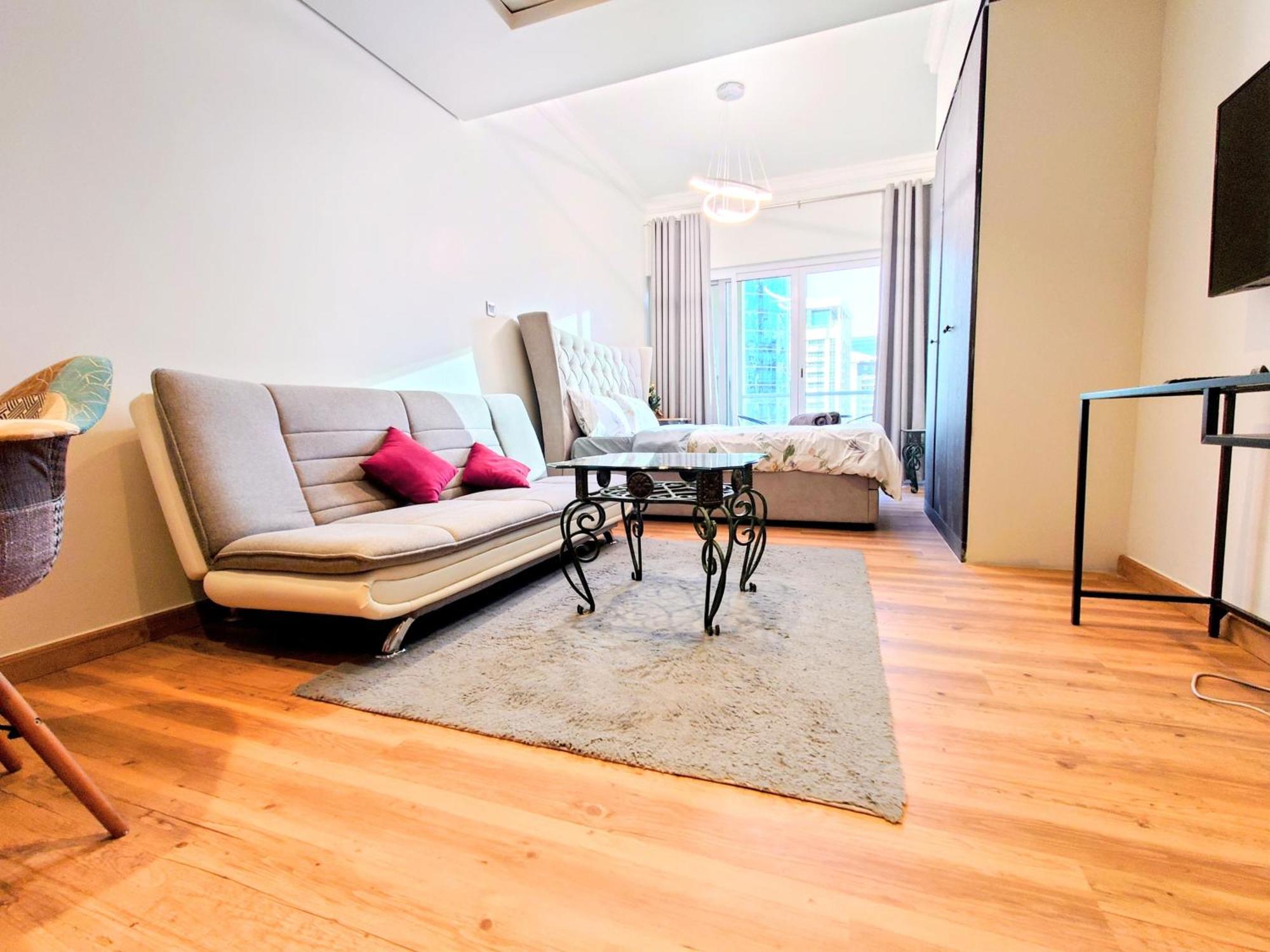 Luxury With Balcony - Close To Metro & Marina Apartment *