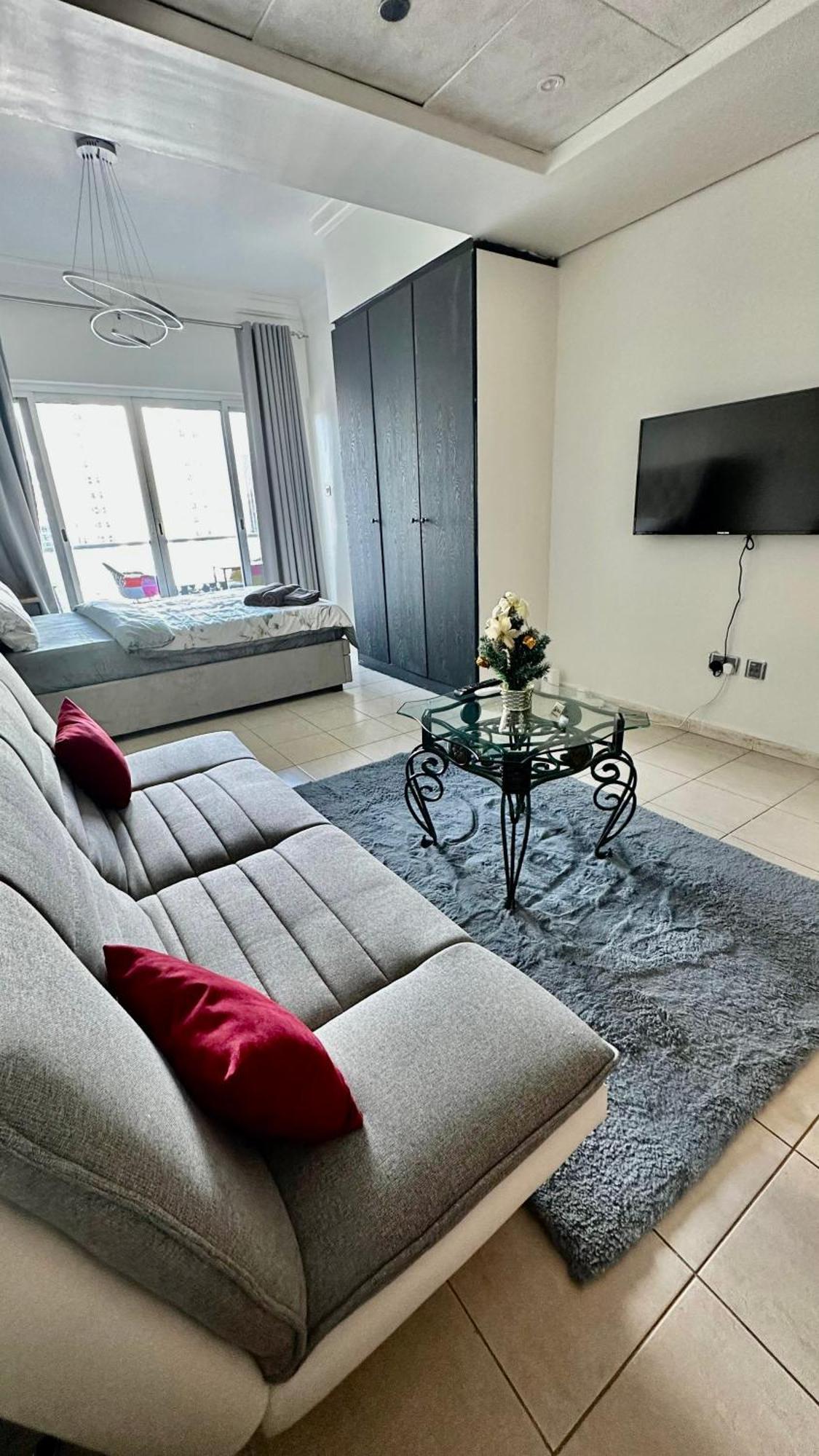 Luxury With Balcony - Close To Metro & Marina *