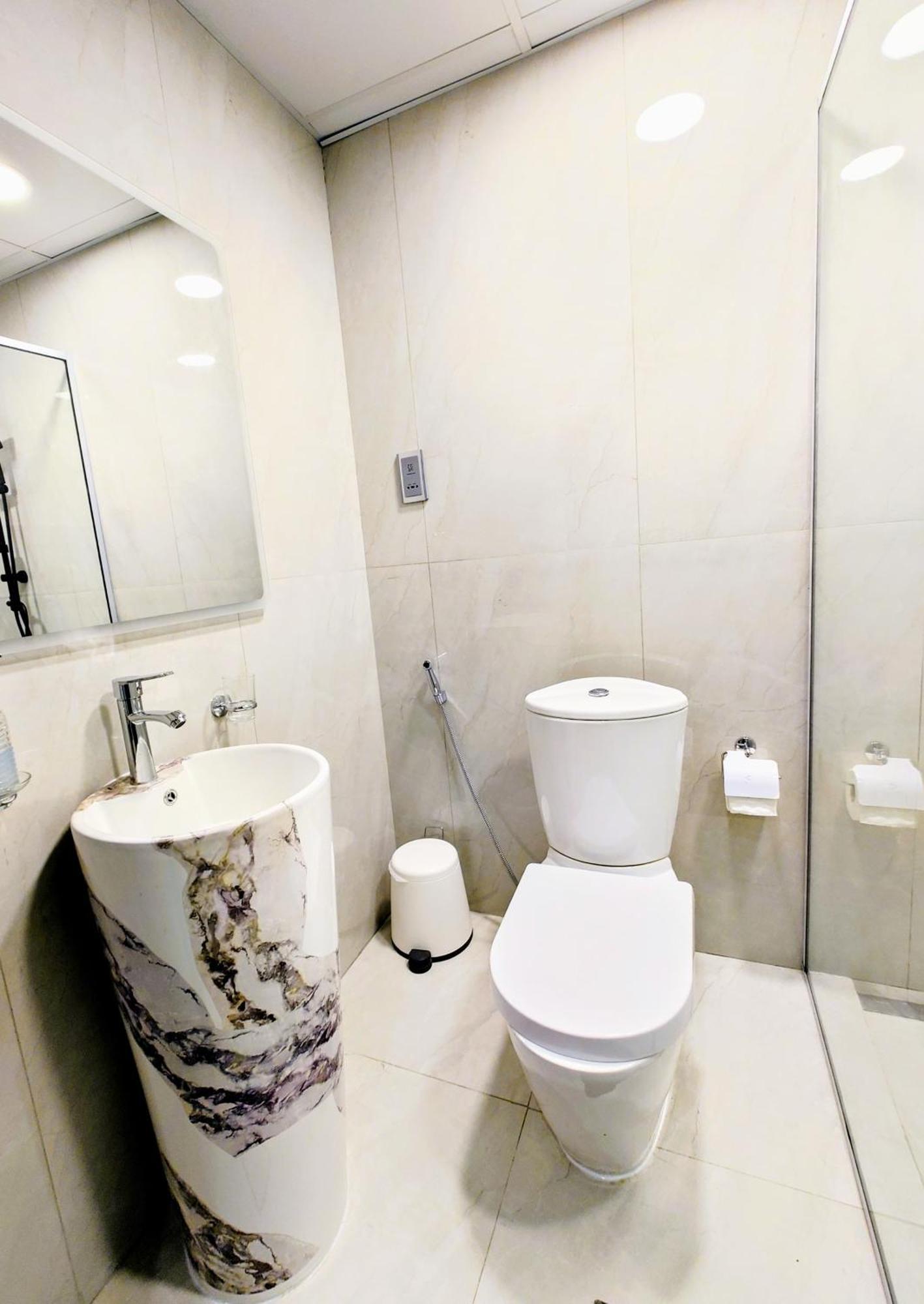 Luxury With Balcony - Close To Metro & Marina Appartement *